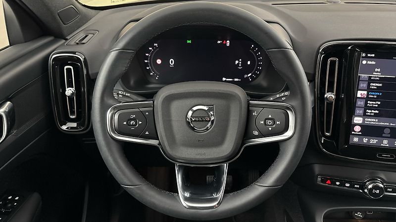 Volvo XC40 2.0 B3 AUT Core - fotka 9 z 27