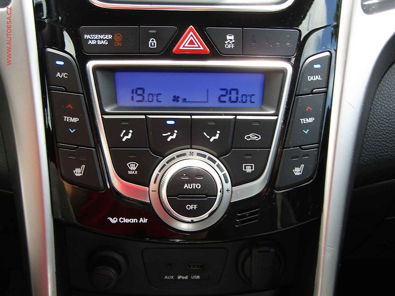 Hyundai i30 (2013) 1.6CRDi, ČR, Klima - fotka 14 z 18