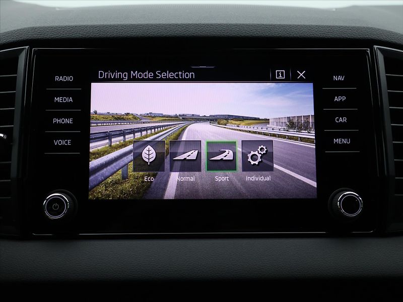 Škoda Karoq 1,5 TSi Sportline DSG 1maj DPH - fotka 33 z 47