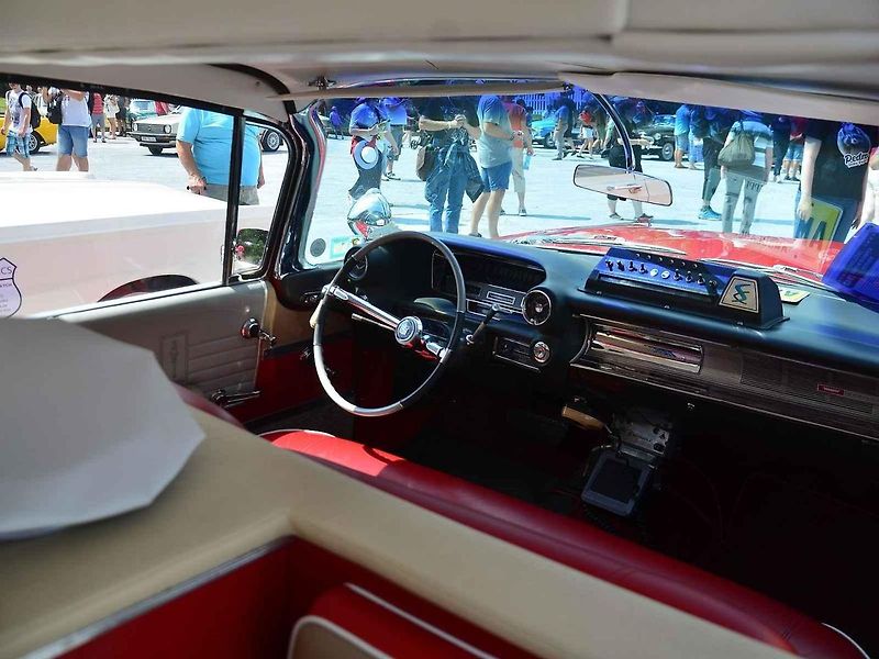 Přehlídka veteránů na Arnice v Mariánských Lázních. Sanitka Cadillac