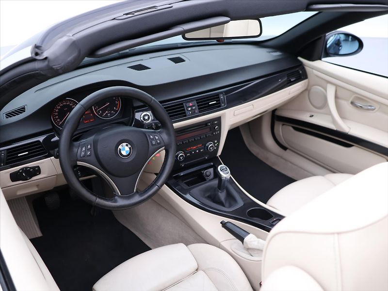 BMW Řada 3 3,0 325i Cabrio 160 kW - fotka 28 z 35