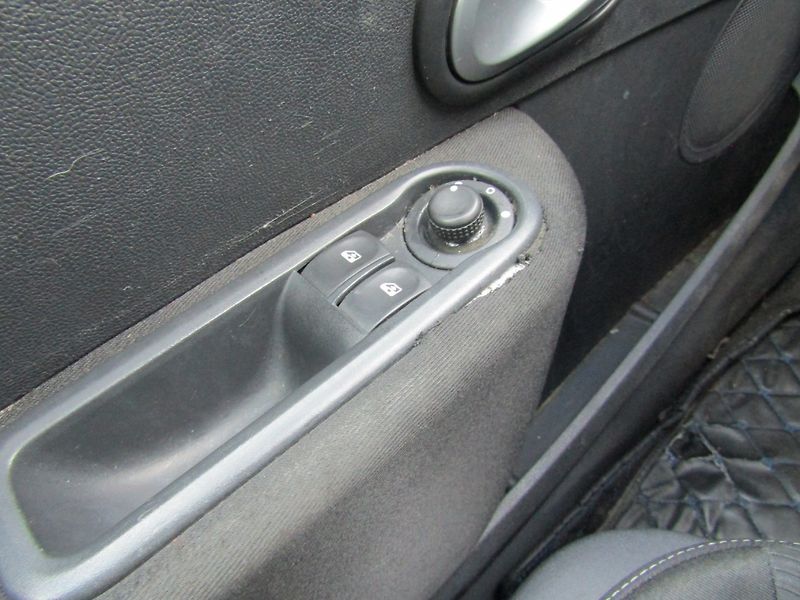 Renault Clio (2013) 1.2i 55kW  ZIMNÍ PNEU - fotka 28 z 34