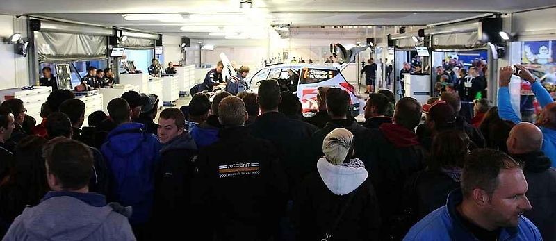 Nejprve do takzvané media zóny, kde se na závodníky vrhnou novináři, fotografové a kameramani. Jako v pátek večer na Latvalu, který v tu dobu v soutěži vedl.
