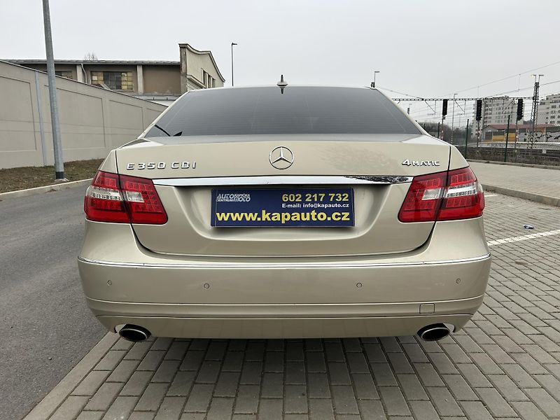 Mercedes-Benz Třídy E E350 CDI BlueEFFICIENCY 4Matic - fotka 7 z 45