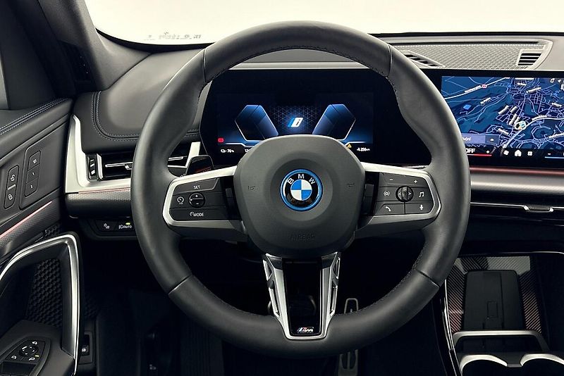 BMW iX1 eDrive20 - fotka 18 z 23
