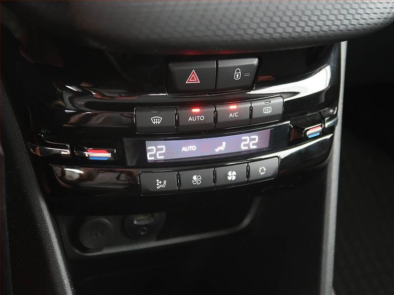 Peugeot 2008 (2014) 1.2 VTi, ČR,1.maj, Tempomat - fotka 13 z 19