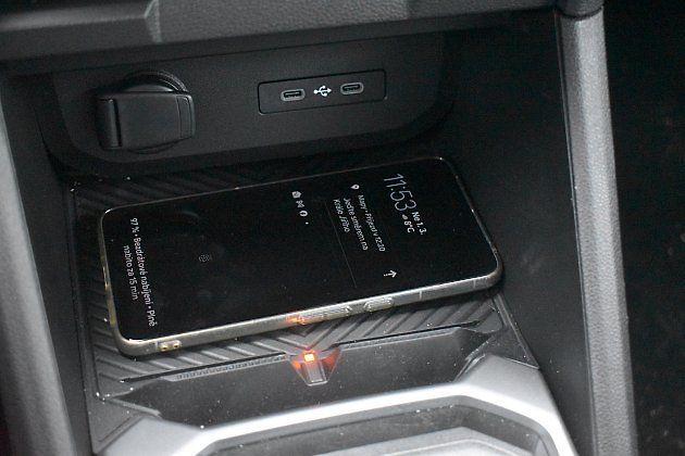 K dispozici je rovněž indukční nabíjení mobilu., zdroj: Deník/Radek Pecák