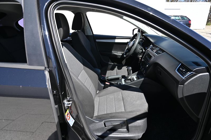 Škoda Octavia 1.6TDI 77KW Ambition rezervace - fotka 27 z 49