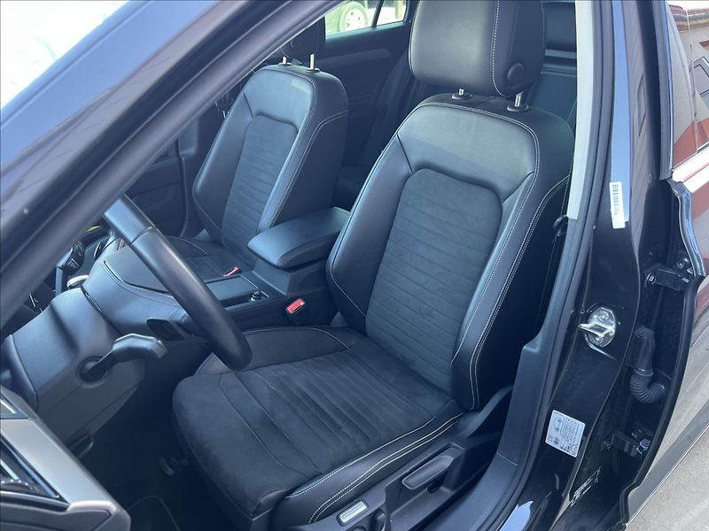 Volkswagen Passat 2,0 TDi DSG ELEGANCE MATRIX - fotka 9 z 32