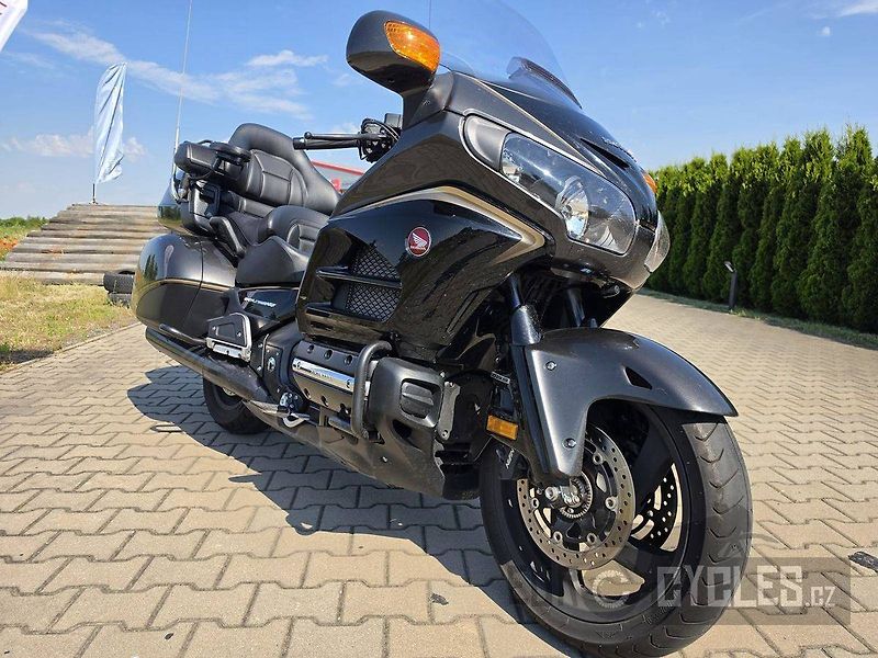 Honda GL 1800 Gold Wing ABS (2016) - fotka 2 z 23