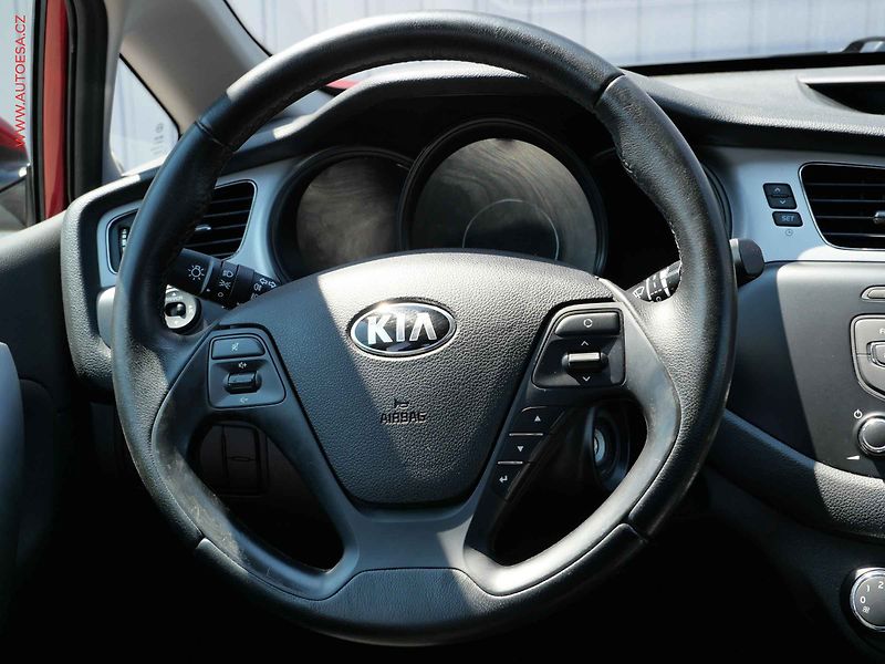 Kia Ceed (2014) 1.6 GDi, ČR, AC - fotka 11 z 15