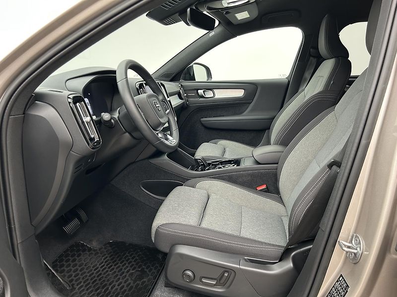 Volvo XC40 2.0 B4 4x4 PLUS - fotka 11 z 30