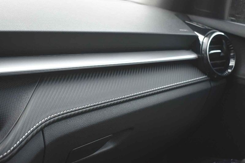 Auto působí přikrčeně, tudíž sportovně.