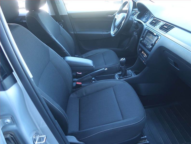 Škoda Rapid (2015) Spaceback 1.2 TSI, Tempomat - fotka 9 z 17