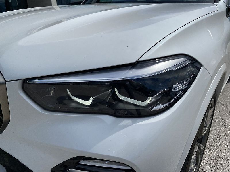 BMW X5 M50i xDrive Sportpaket - fotka 29 z 31