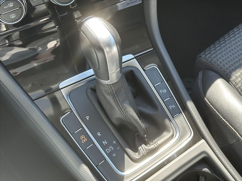 Volkswagen Golf 1,4 TSI 90kW DSG Highline Xeno - fotka 25 z 35