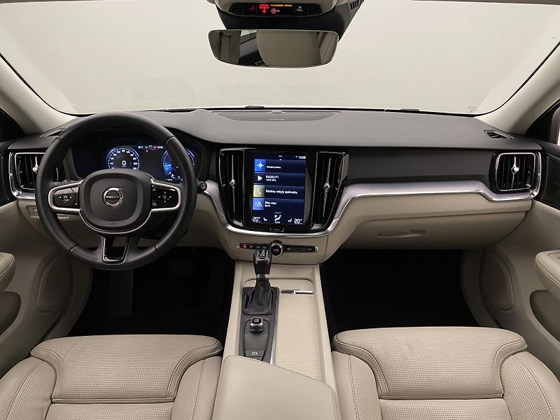 Volvo V60 D4 MOMENTUM AUT - fotka 2 z 47