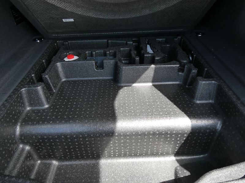 Land Rover Range Rover Velar (2026) 2,0 S D200 - fotka 32 z 35
