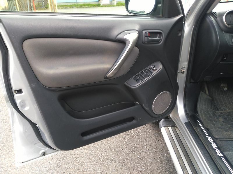Toyota RAV4 2,0i /110 kW/ 4x4 - fotka 11 z 23