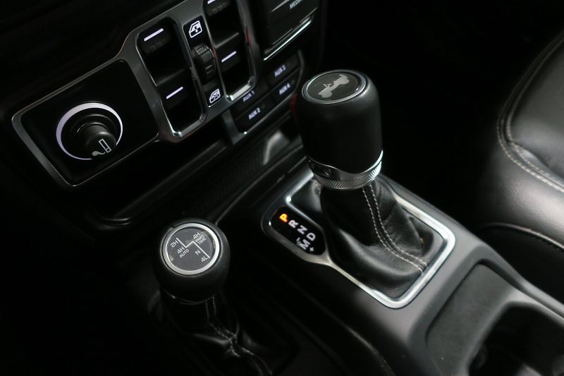 Jeep Wrangler (2022) 2.0 4xe PHEV Unlimited Sahara - fotka 38 z 50