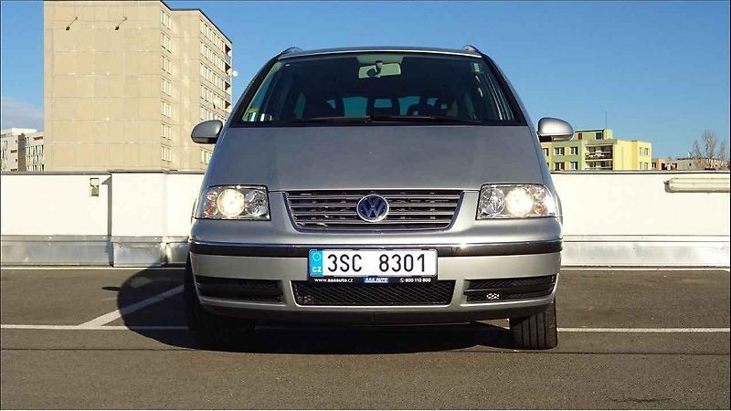 Boční lišty i lišty nárazníků zdobí chromový pásek, toto auto v základní výbavě není.