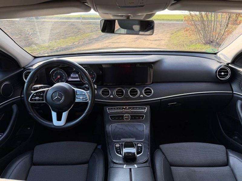 Mercedes-Benz Třídy E E 220D 4MATIC, AMG PAKET - fotka 14 z 35