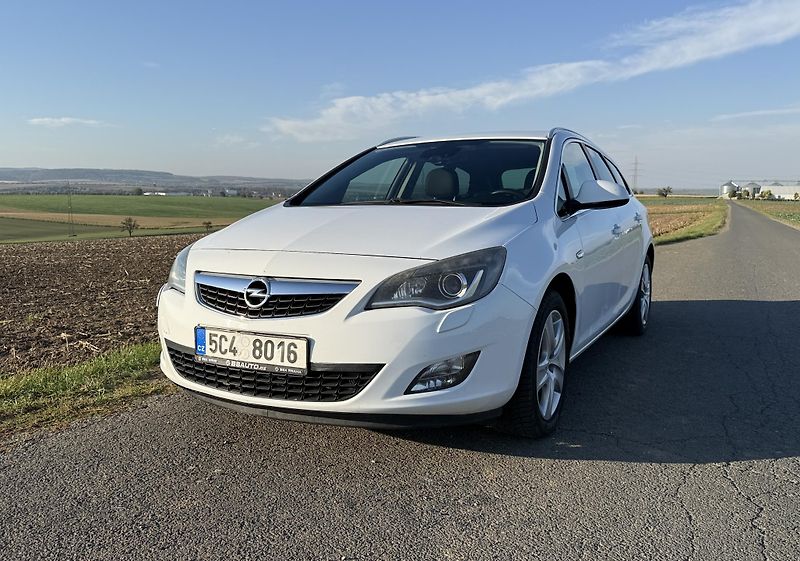 Opel Astra (2011) - fotka 1 z 17