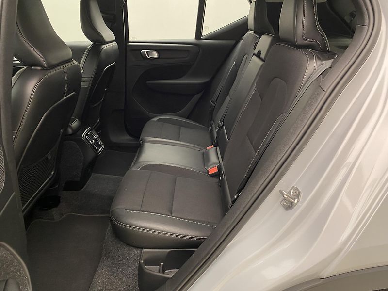 Volvo XC40 D3 MOMENTUM AUT  - fotka 4 z 45