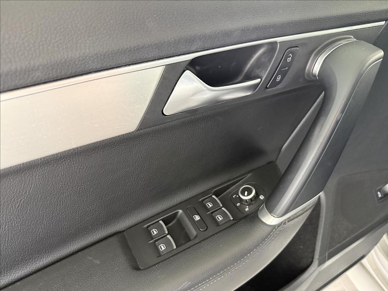 Volkswagen Passat 2,0   DSG,HIGHLINE,SERVISKA - fotka 12 z 30