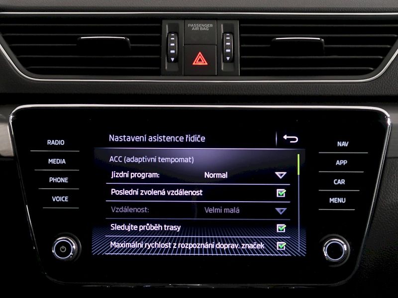 Škoda Superb (2019) STYLE 2.0TDI 140KW DSG 4x4 MAT - fotka 25 z 34