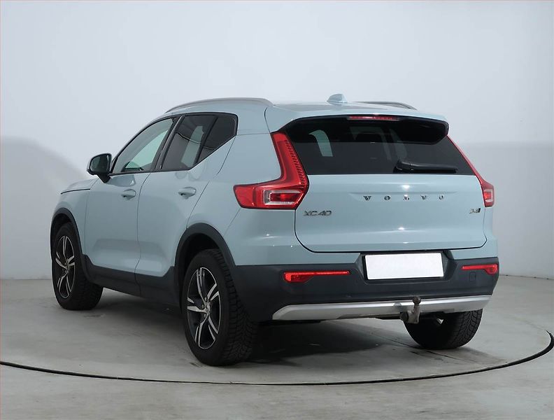 Volvo XC40 (2019) D4 AWD - fotka 4 z 24