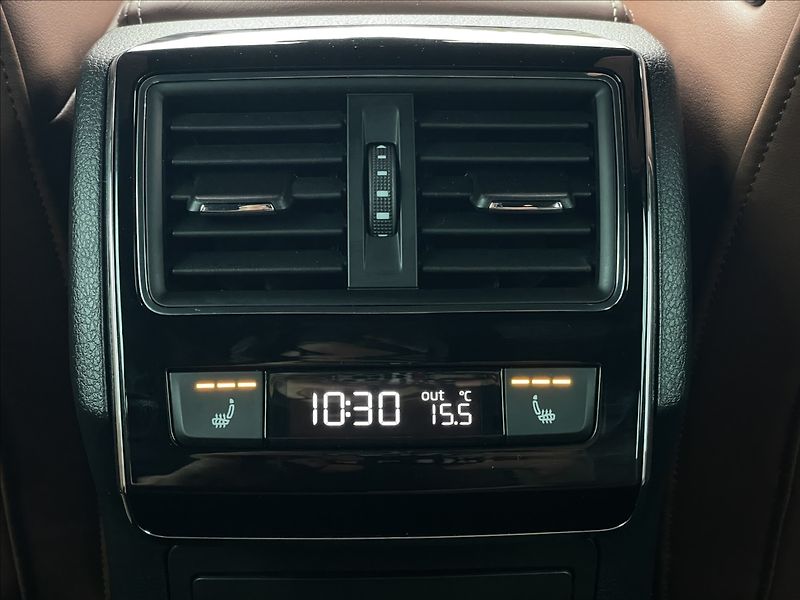 Škoda Superb 2,0 TDI DSG Combi L&K DCC+ACC - fotka 15 z 24