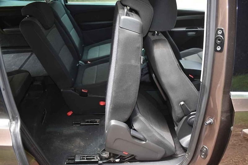 Tento Volkswagen Sharan je deset let starý. Nevypadá na to