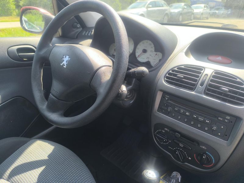 Peugeot 206 PĚKNÝ,BEZ KOROZE,NOVÁ TK+E - fotka 8 z 11