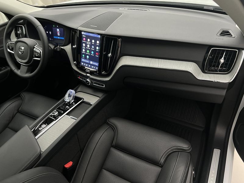 Volvo XC60 T6 AWD DARK PLUS CZ 1. maj. - fotka 24 z 49