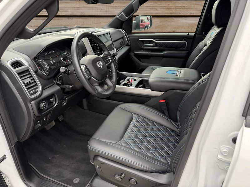 Dodge RAM (2022) +HEMI+OFFROAD PAKET+WHITE+ - fotka 13 z 21