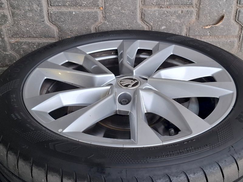Škoda Karoq (2024) TOP SELECTION TSI 1.5/110KW 6M - fotka 20 z 44
