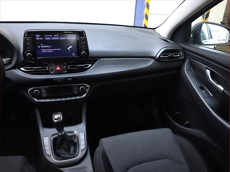 Hyundai i30 (2023) Family 1.5 DPI, Tempomat - fotka 8 z 19