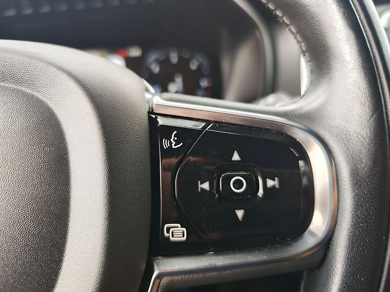 Volvo XC90 B5 2.0/173kW Inscription AT 4x - fotka 37 z 44