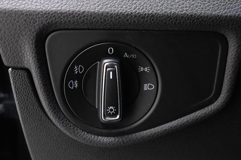 Volkswagen Touran 2,0 TDI 110kW DSG Highline 7mí - fotka 27 z 33