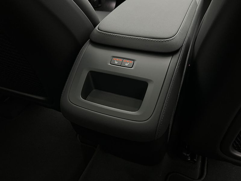 Volvo XC90 (2026) B5 AWD DARK PLUS - fotka 43 z 43