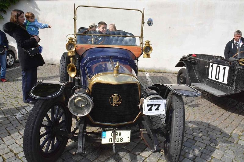 Stovka nablýskaných motocyklů a automobilů předválečné a meziválečné éry vyrazila v neděli z Horního náměstí v Přerově na spanilou jízdu regionem. Nejstarší účastnicí byla osmaosmdesátiletá Libuše Šulcová, která na trasu vyrazila na motocyklu BSA 770 se s