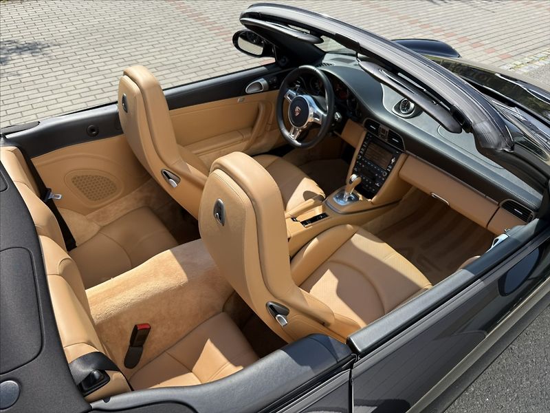 Porsche 911 3,6   Carrera 4 Cabrio (997/2) - fotka 25 z 26