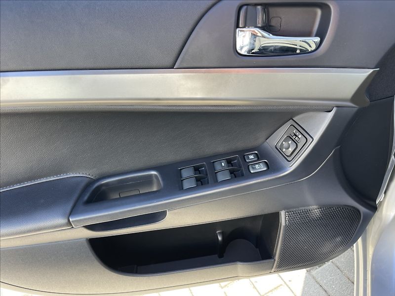 Mitsubishi Lancer 1,6 i 86kw Invite Klima Tažné - fotka 17 z 33