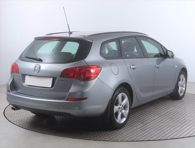 Opel Astra (2011) 1.4 T, po STK, servisované - fotka 5 z 13