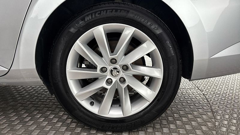 Škoda Superb 2.0 TDI Style Combi - fotka 19 z 26