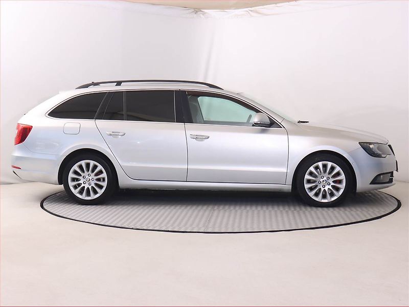 Škoda Superb (2014) 2.0 TDI, Navi, Xenony - fotka 6 z 20