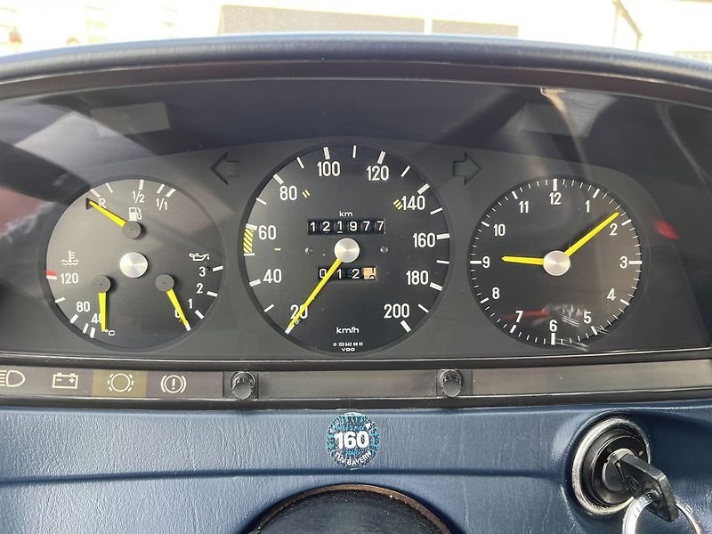 Mercedes-Benz 123 230E - fotka 14 z 23