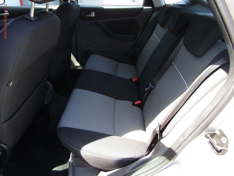 Ford Focus (2011) 1.6 i, ČR, servis.kniha, AC - fotka 10 z 15