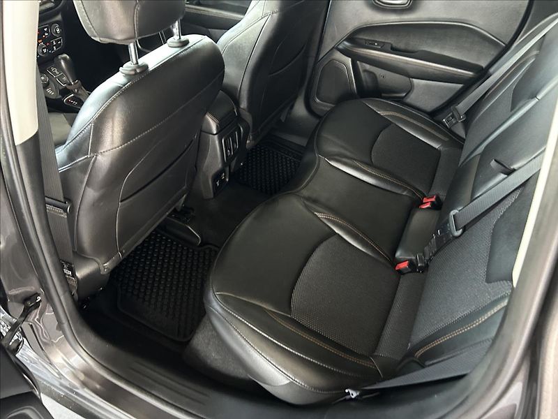 Jeep Compass 2,0   M-Jet 103kW,4x4 - fotka 23 z 26